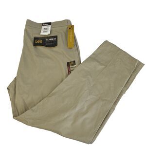 New Mens Lee Relaxed Fit Total Freedom Khaki Chino Pants Size 42x32 NWT